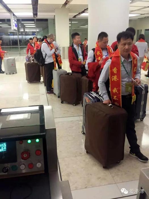 一個內(nèi)地旅游團(tuán)在香港過境時(shí)的一幕