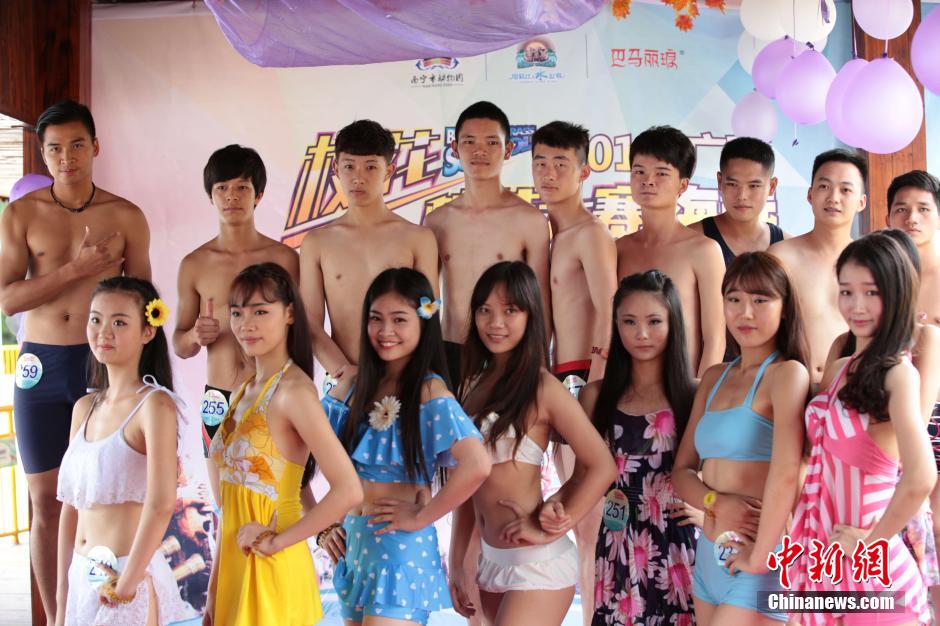學(xué)生參加?；ㄐ２荽筚?美女穿比基尼秀身材