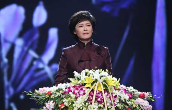 主持人敬一丹。