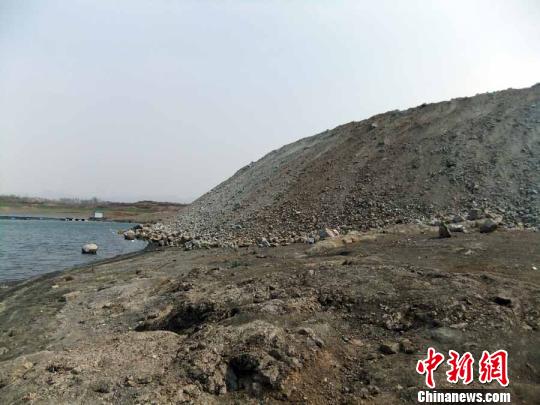 填湖造地，在鴨河水庫非法建設(shè)有越演越烈之勢。吳揚(yáng)　攝