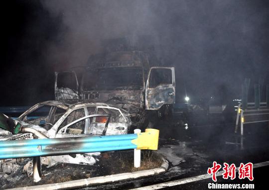 10月2日0時(shí)許，杭瑞高速貴州江口縣往銅仁市方向，距王家溝隧道出口200米處，發(fā)生一起三車追尾交通事