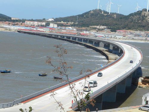 山東首座海島跨海大橋建成通車(chē)。（資料圖）