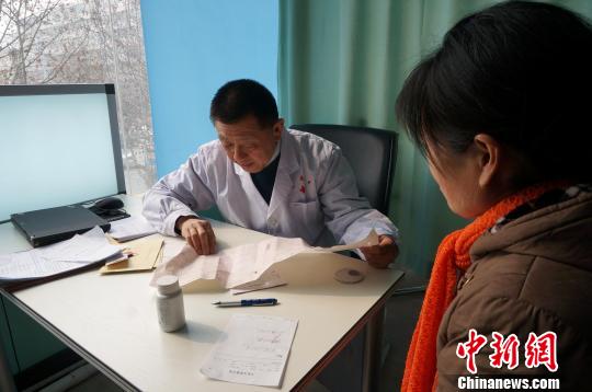 鄭州義務(wù)診所：人多的有點(diǎn)過了將限號接診（圖）