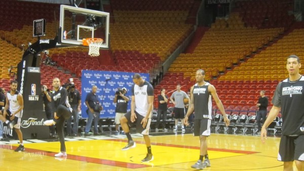 馬刺備戰(zhàn)對陣熱火的第一場總決賽比賽之前，麥蒂亮相訓(xùn)練場，受到媒體狂熱追捧，在馬刺球員中風頭最勁，他也