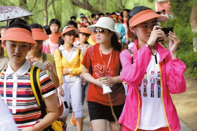 未名湖畔，游人紛紛拍照留念。