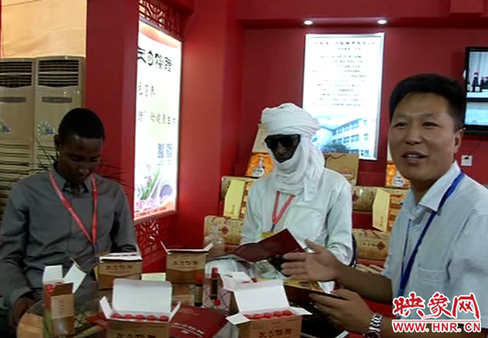 正陽王勿橋醋業(yè)有限公司總經理李志業(yè)向外國游人介紹