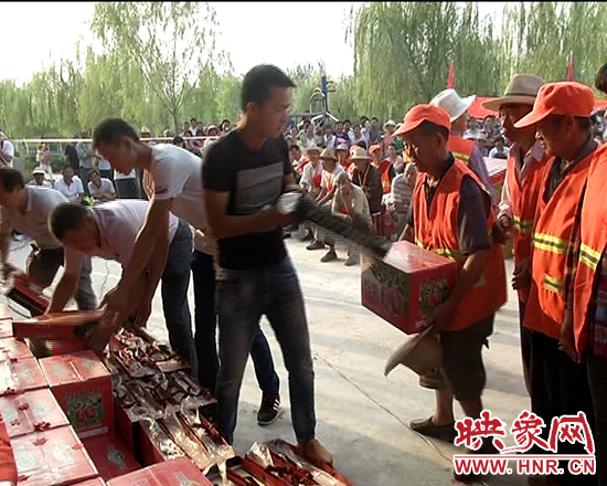 愛心人士為全鄉(xiāng)環(huán)衛(wèi)工人發(fā)放中秋月餅