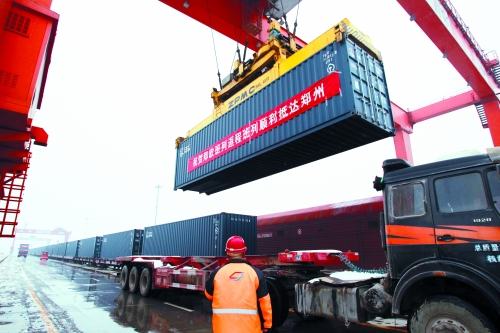 8日,帶回41集裝箱汽車(chē)原配件、動(dòng)車(chē)高鐵鋼板、高檔飲料