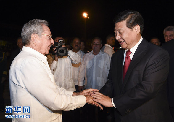 這是古巴國務(wù)委員會(huì)主席兼部長會(huì)議主席勞爾·卡斯特羅到機(jī)場為習(xí)近平送行。