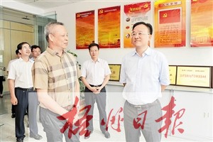 8月6日，梧州市委書記、市人大常委會主任黃俊華到梧州工業(yè)園區(qū)非公企業(yè)寶嘉制衣有限公司，調(diào)研企業(yè)黨建工作情況