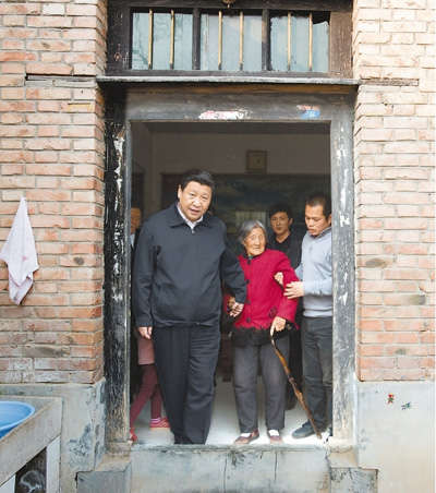 3月17日，習(xí)近平在東壩頭鄉(xiāng)張莊村看望85歲老人張景枝。