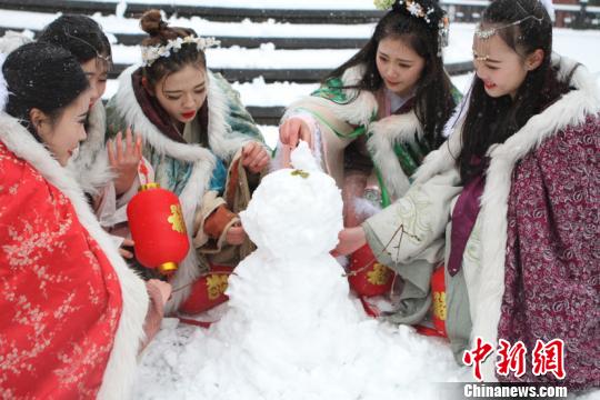 古裝美女雪中斗艷穿越古今玩“打雪仗、堆雪人”